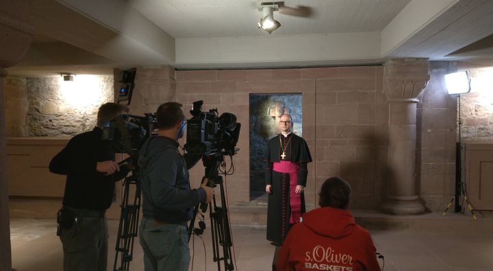 Das Hirtenwort zum ersten Fastensonntag 2020 nahm Bischof Dr. Franz Jung in der Krypta das Würzburger Kiliansdoms auf. 