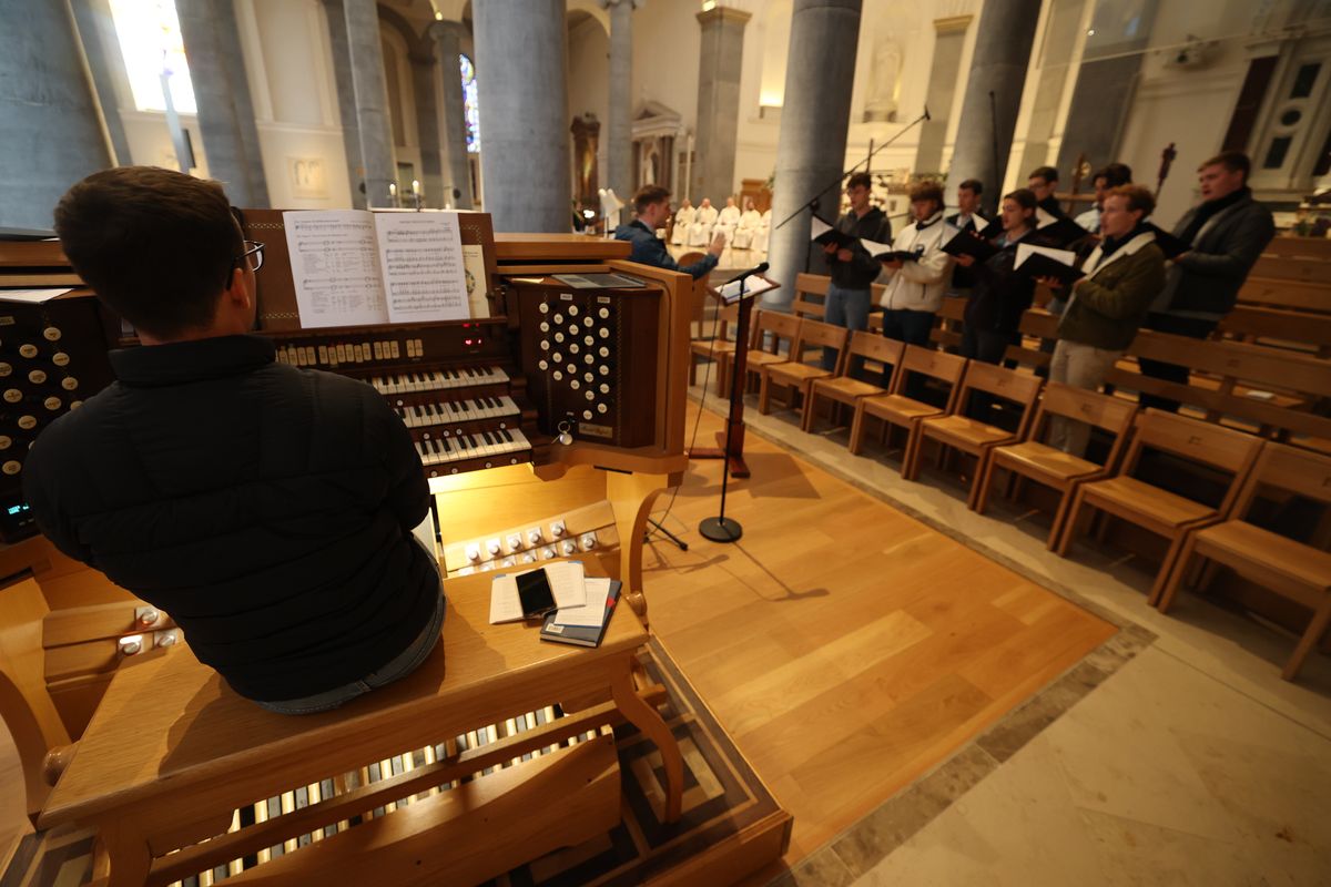 Bischof Dr. Franz Jung feierte am Festtag des heiligen Franziskus in der Kathedrale des heiligen Mél in Longford einen Gottesdienst. Im Anschluss lud die Pfarrei zum Kaffee in das Untergeschoss ein.