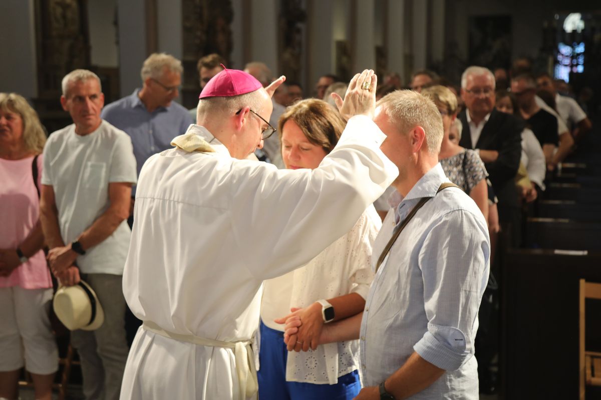 Mit rund 1000 Eheleuten, die in diesem Jahr Silberhochzeit haben, feierte Bischof Dr. Franz Jung am Freitagabend, 4. Juli 2025, einen Pontifikalgottesdienst im Kiliansdom. Im Anschluss erteilten er, Weihbischof Paul Reder sowie weitere Seelsorgerinnen und Seelsorger den Paaren einzeln den Segen.