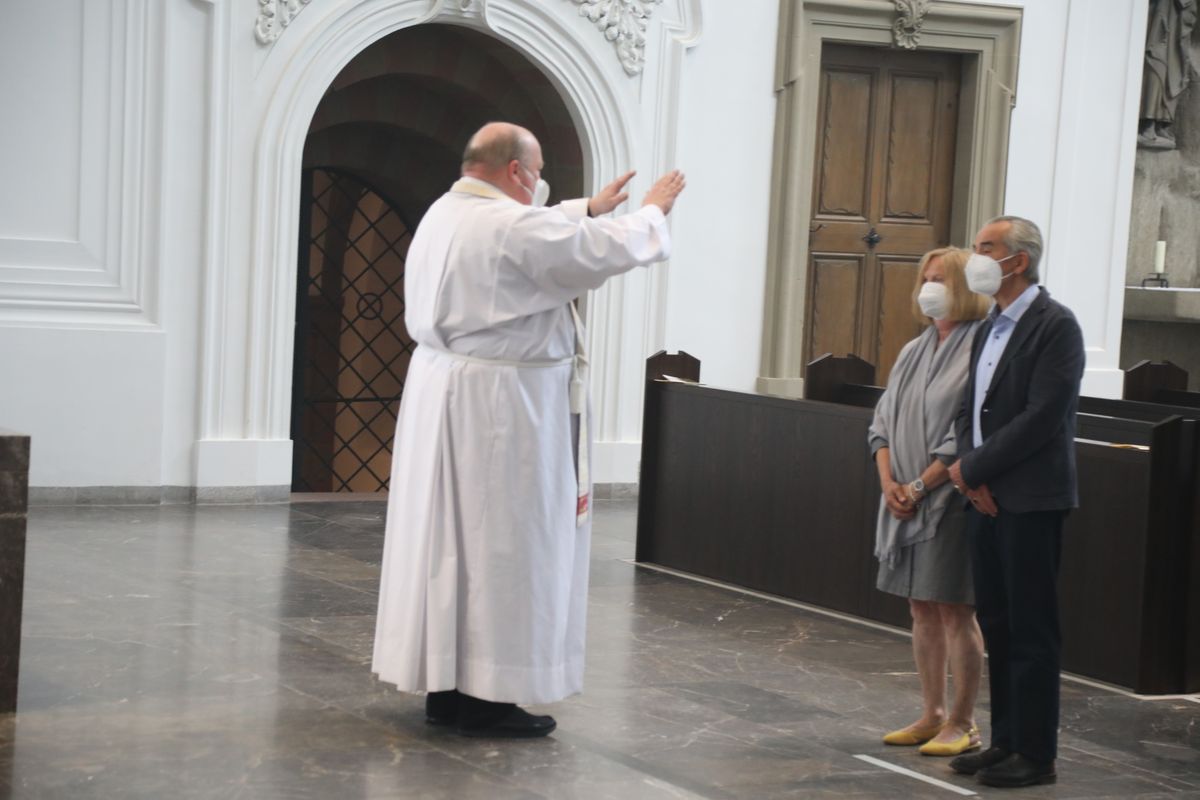 2621/0609 Ehejubilare Weihbischof Boom_27514 Weihbischof Boom und weiteren Priester und Diakone weihen Ehejubilare, die ihr goldenes, diamantenes oder eisernes Ehejubiläum feiern.