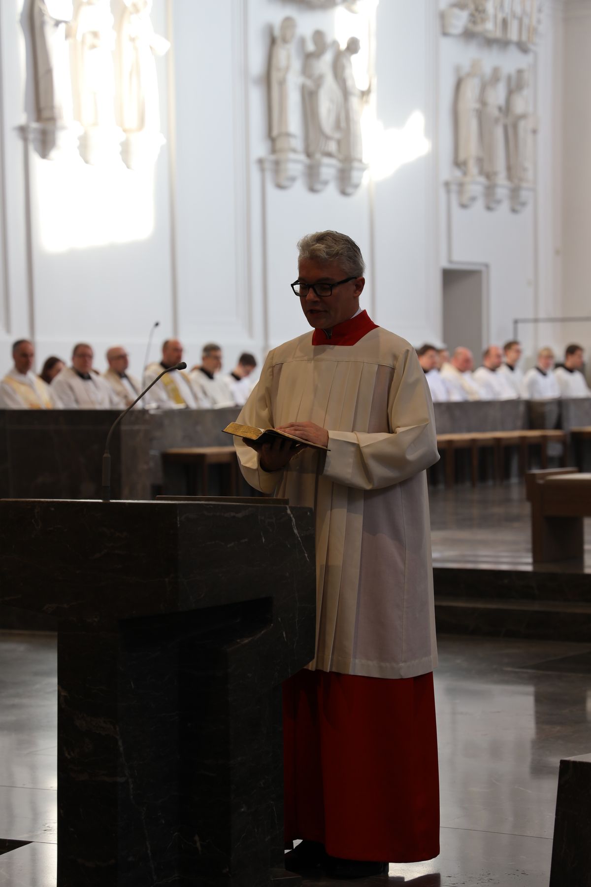 Bei einem feierlichen Gottesdienst im Würzburger Kiliansdom weihte Bischof Dr. Franz Jung Bertram Ziegler zum Diakon. Zahlreiche Verwandte, Freunde und Wegbegleiter des Priesterseminaristen nahmen an der Feier teil.
