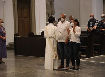 Bischof Dr. Franz Jung feierte am Mittwochabend, 23. Juni, einen Gottesdienst für Ehepaare, die 2021 oder 2021 auf 25 gemeinsame Jahre zurückblicken. Im Anschluss konnten sich die Paare segnen lassen.