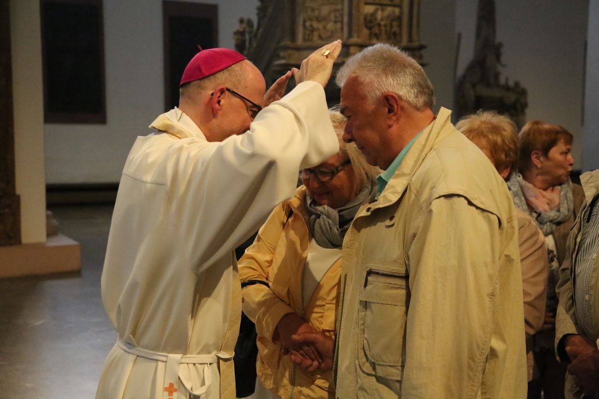 Bischof Dr. Franz Jung hat am Donnerstagnachmittag, 4. Juli, mit etwa 320 Paaren im Kiliansdom ihr goldenes oder diamantenes Ehejubiläum gefeiert.