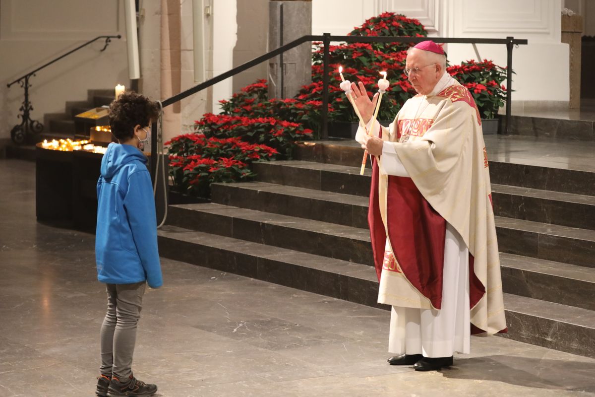 Weihbischof Ulrich Boom erteilte am Ende des Gottesdiensts den Gläubigen unter Coronabedingungen den Blasiussegen. Weihbischof Ulrich Boom erteilte am Ende des Gottesdiensts den Gläubigen unter Coronabedingungen den Blasiussegen.