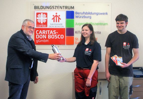 Geschäftsführender Direktor Andreas Halbig (links) überreichte Joceline Jünger und Lukas Huth zum Start eine Trinkflasche zum „Auftanken“ und das Freizeitheft. Geschäftsführender Direktor Andreas Halbig (links) überreichte Joceline Jünger und Lukas Huth zum Start eine Trinkflasche zum „Auftanken“ und das Freizeitheft.