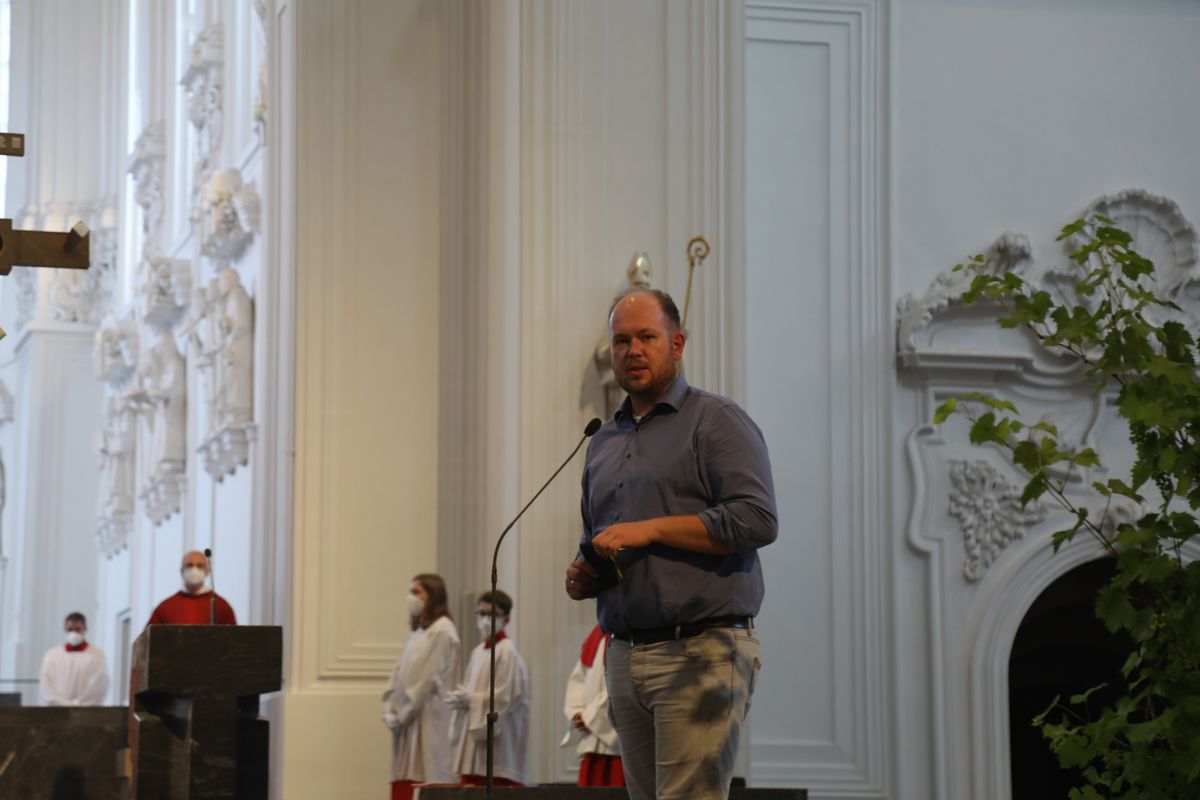 2721/0661 Ministranten-Gottesdienst_28700 Weihbischof Ulrich Boom hat anlässlich der Kiliani-Wallfahrtswoche mit den Ministranten einen Gottesdienst im Würzburger Dom gefeiert.