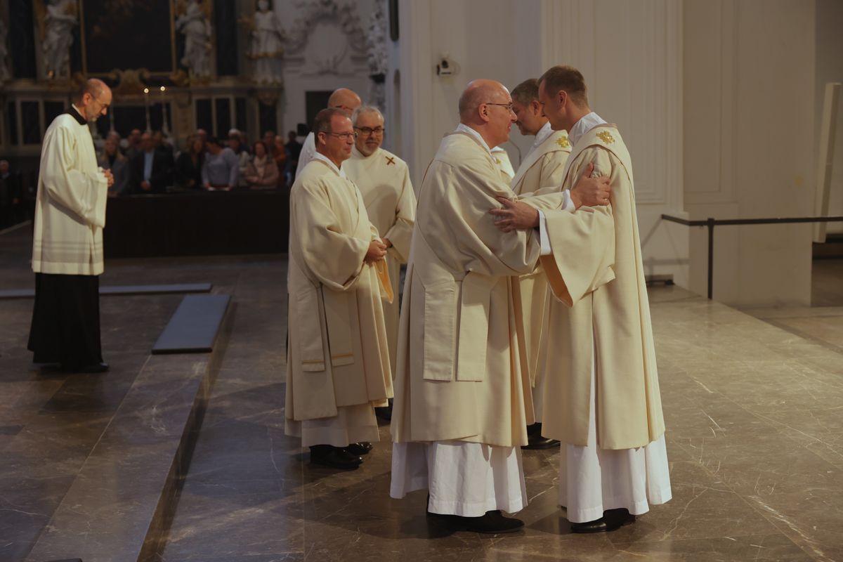 Bei einem Pontifikalgottesdienst am Samstag, 27. September, weihte Weihbischof Paul Reder drei Männer im Würzburger Kiliansdom zu Diakonen.