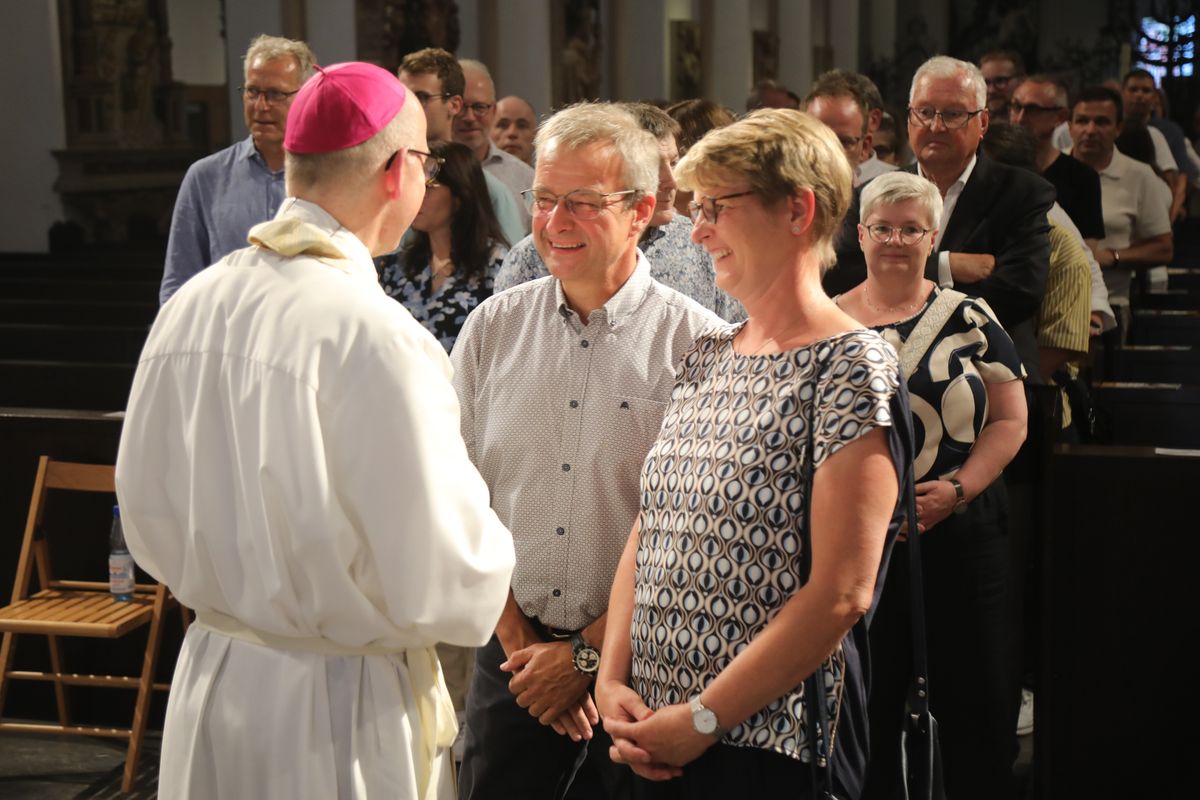 Mit rund 1000 Eheleuten, die in diesem Jahr Silberhochzeit haben, feierte Bischof Dr. Franz Jung am Freitagabend, 4. Juli 2025, einen Pontifikalgottesdienst im Kiliansdom. Im Anschluss erteilten er, Weihbischof Paul Reder sowie weitere Seelsorgerinnen und Seelsorger den Paaren einzeln den Segen.