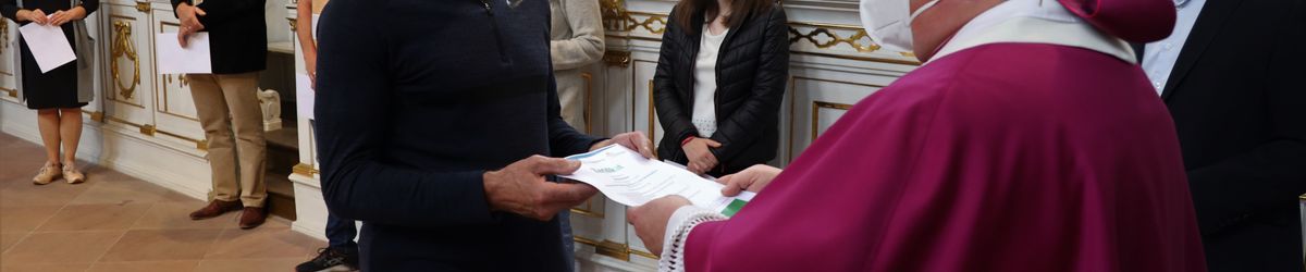 2721/0642 Umweltauditor(inn)en_28357 Bei einem ökumenischen Gottesdienst im Würzburger Neumünster überreichten Regionalbischöfin Gisela Bornowski und Dompfarrer Stefan Gessner die Zertifikate an die neuen kirchlichen Umweltauditorinnen und -auditoren.