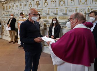 2721/0642 Umweltauditor(inn)en_28357 Bei einem ökumenischen Gottesdienst im Würzburger Neumünster überreichten Regionalbischöfin Gisela Bornowski und Dompfarrer Stefan Gessner die Zertifikate an die neuen kirchlichen Umweltauditorinnen und -auditoren.