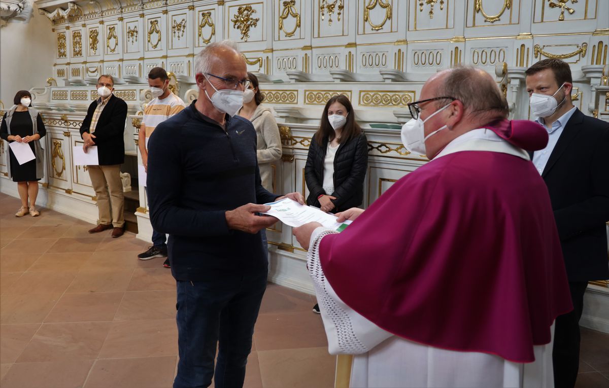 2721/0642 Umweltauditor(inn)en_28357 Bei einem ökumenischen Gottesdienst im Würzburger Neumünster überreichten Regionalbischöfin Gisela Bornowski und Dompfarrer Stefan Gessner die Zertifikate an die neuen kirchlichen Umweltauditorinnen und -auditoren.