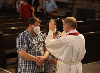 Generalvikar Dr. Jürgen Vorndran feierte am Dienstagabend, 29. Juni, einen Dankgottesdienst mit Ehejubilaren, die 2020 oder 2021 silberne Hochzeit feiern. Im Anschluss hatten die Ehepaare Gelegenheit, sich segnen zu lassen.