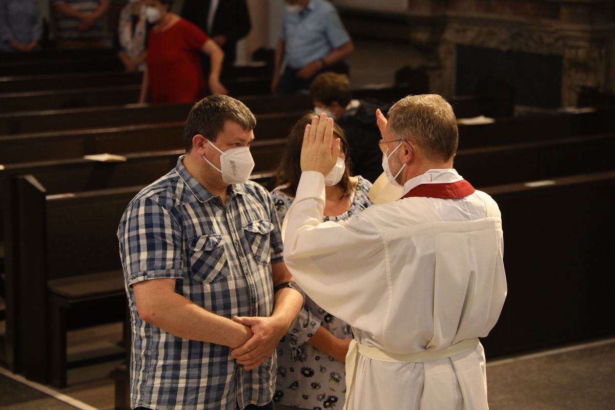 Generalvikar Dr. Jürgen Vorndran feierte am Dienstagabend, 29. Juni, einen Dankgottesdienst mit Ehejubilaren, die 2020 oder 2021 silberne Hochzeit feiern. Im Anschluss hatten die Ehepaare Gelegenheit, sich segnen zu lassen.