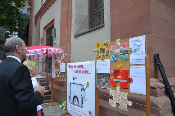 Kiliani-Tag der Handwerker und Arbeitnehmer am 10. Juli 2014 mit Weihbischof Ulrich Boom: Eine Ausstellung der Katholischen Arbeitnehmer-Bewegung (KAB) auf dem Kiliansplatz informierte über die Herausforderungen der modernen Arbeitswelt. Kiliani-Tag der Handwerker und Arbeitnehmer am 10. Juli 2014 mit Weihbischof Ulrich Boom: Eine Ausstellung der Katholischen Arbeitnehmer-Bewegung (KAB) auf dem Kiliansplatz informierte über die Herausforderungen der modernen Arbeitswelt.