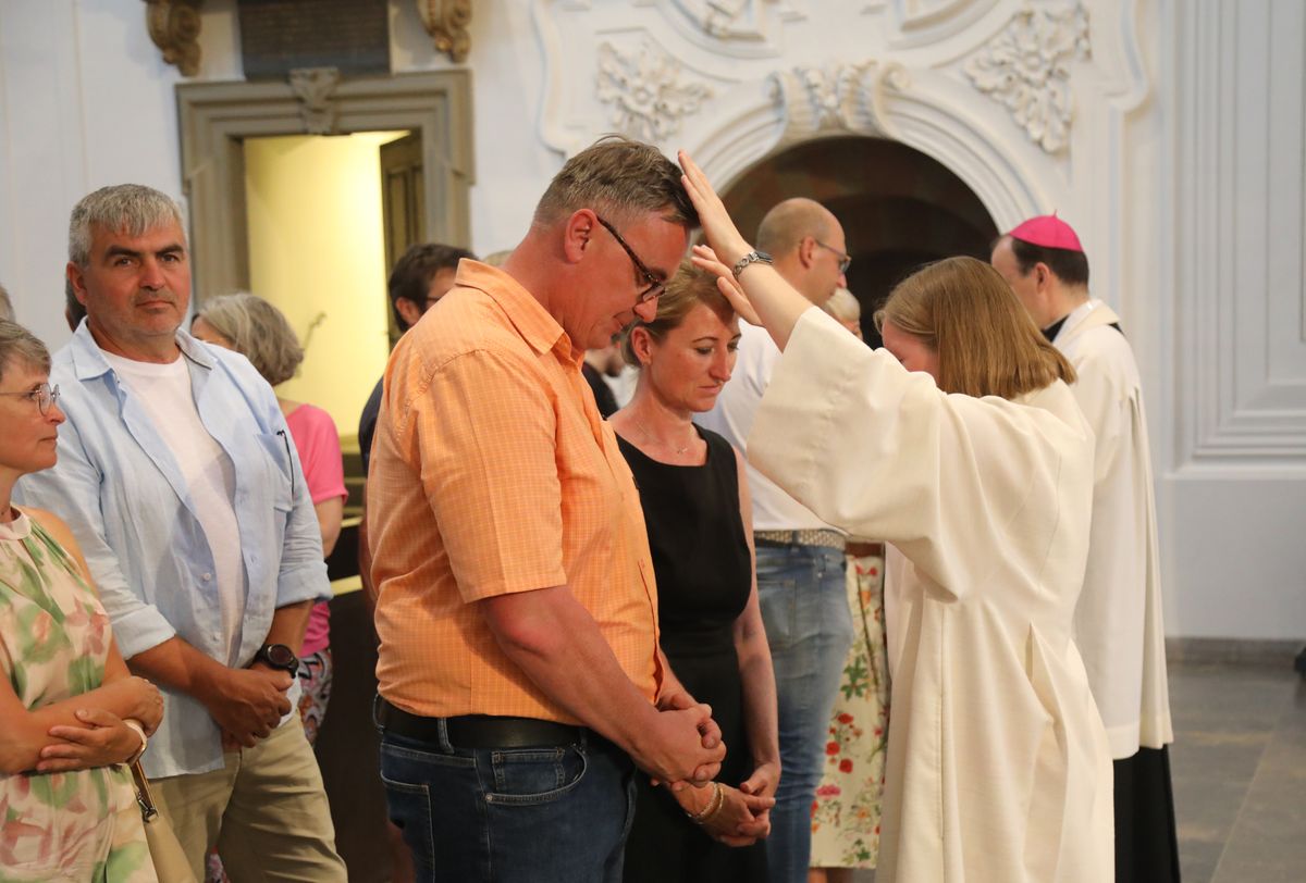 Mit rund 1000 Eheleuten, die in diesem Jahr Silberhochzeit haben, feierte Bischof Dr. Franz Jung am Freitagabend, 4. Juli 2025, einen Pontifikalgottesdienst im Kiliansdom. Im Anschluss erteilten er, Weihbischof Paul Reder sowie weitere Seelsorgerinnen und Seelsorger den Paaren einzeln den Segen.
