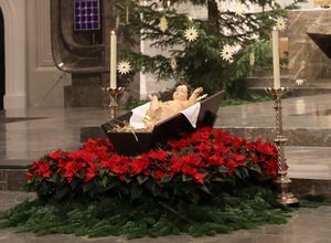 Das Jesuskind in der Krippe des Würzburger Doms.