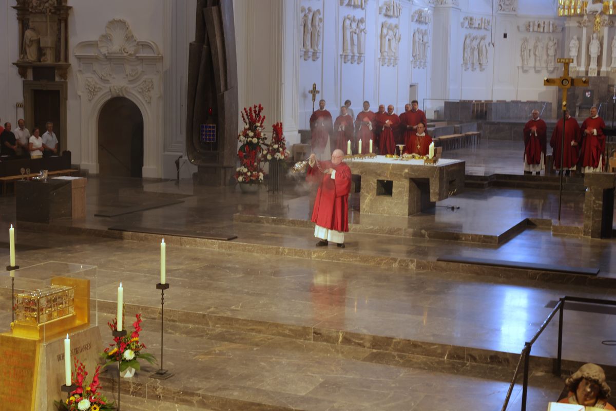Rund 900 Personen feierten den Kiliani-Pontifikalgottesdienst für Räte und Politiker am Montagabend, 7. Juli, im Kiliansdom mit. Eine Begegnung auf dem Kiliansplatz schloss sich an. 