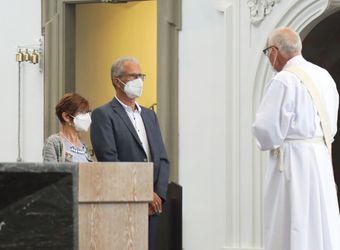 Bischof em. Dr. Friedhelm Hofmann feierte am Mittwochvormittag, 23. Juni, im Kiliansdom einen Pontifikalgottesdienst für Ehejubilare, die in den Jahren 2020 und 2021 auf 50, 60 oder 65 gemeinsame Jahre zurückblicken.