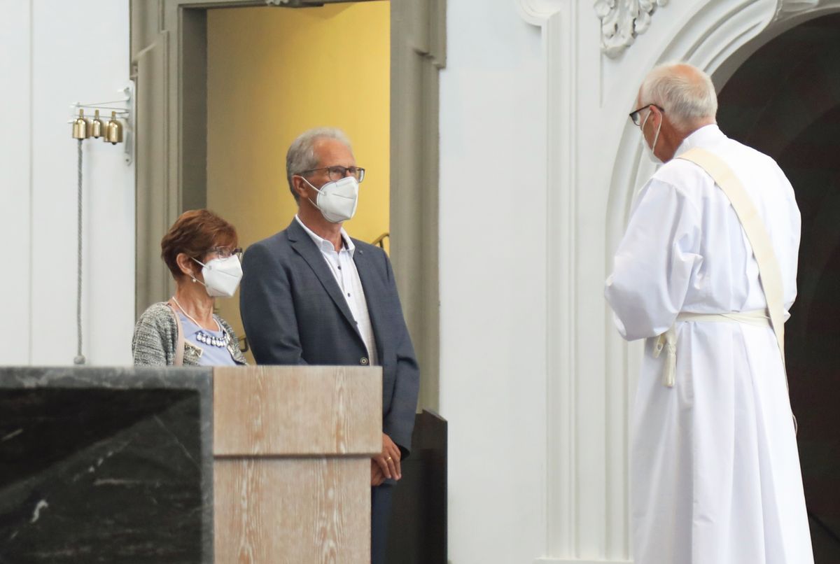 Bischof em. Dr. Friedhelm Hofmann feierte am Mittwochvormittag, 23. Juni, im Kiliansdom einen Pontifikalgottesdienst für Ehejubilare, die in den Jahren 2020 und 2021 auf 50, 60 oder 65 gemeinsame Jahre zurückblicken. Bischof em. Dr. Friedhelm Hofmann feierte am Mittwochvormittag, 23. Juni, im Kiliansdom einen Pontifikalgottesdienst für Ehejubilare, die in den Jahren 2020 und 2021 auf 50, 60 oder 65 gemeinsame Jahre zurückblicken.