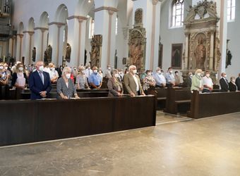 Bischof em. Dr. Friedhelm Hofmann feierte am Mittwochvormittag, 23. Juni, im Kiliansdom einen Pontifikalgottesdienst für Ehejubilare, die in den Jahren 2020 und 2021 auf 50, 60 oder 65 gemeinsame Jahre zurückblicken.