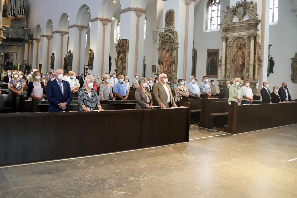 Bischof em. Dr. Friedhelm Hofmann feierte am Mittwochvormittag, 23. Juni, im Kiliansdom einen Pontifikalgottesdienst für Ehejubilare, die in den Jahren 2020 und 2021 auf 50, 60 oder 65 gemeinsame Jahre zurückblicken. Bischof em. Dr. Friedhelm Hofmann feierte am Mittwochvormittag, 23. Juni, im Kiliansdom einen Pontifikalgottesdienst für Ehejubilare, die in den Jahren 2020 und 2021 auf 50, 60 oder 65 gemeinsame Jahre zurückblicken.