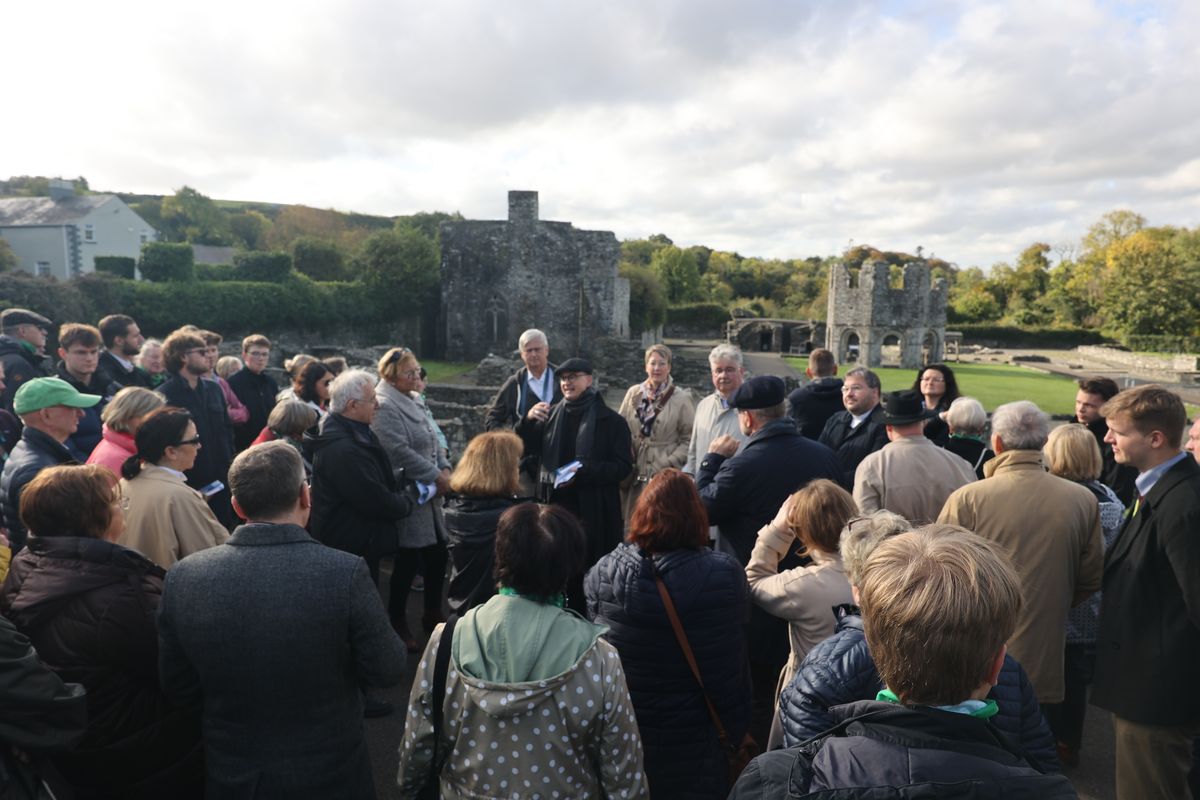 Mellifont Abbey ist die älteste Zisterzienserabtei Irlands. Dort erinnerte Bischof Dr. Franz Jung an den heiligen Bernhard, der betont habe, die Menschen sollten wie eine Brunnenschale und nicht wie ein Rohr sein. Gemeint ist, nur das weiterzugeben, wovon man selbst gefüllt ist und das man im Gebet ergründet und verstanden hat. Unter Henry VIII. wurde die Abtei zerstört.