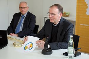 Der ernannte Weihbischof Paul Reder stellt sein Emblem vor. Links Liturgiereferent Dr. Stephan Steger.