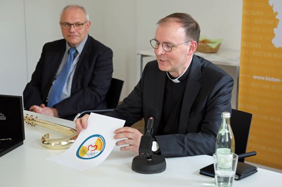 Der ernannte Weihbischof Paul Reder stellt sein Emblem vor. Links Liturgiereferent Dr. Stephan Steger.