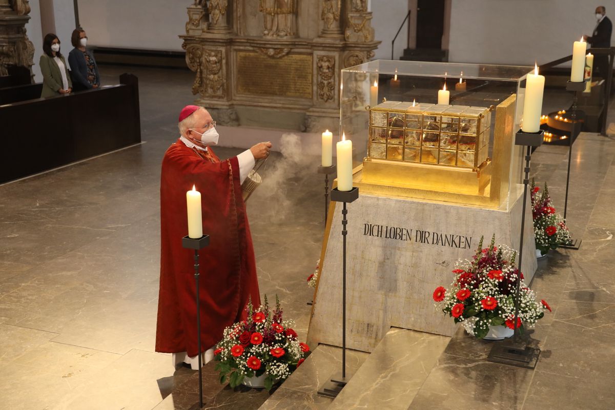 Weihbischof Ulrich Boom hat im Auftrag von Bischof Dr. Franz Jung 33 Frauen und sieben Männern am Freitagabend, 9. Juli, im Kiliansdom die Missio canonica verliehen.