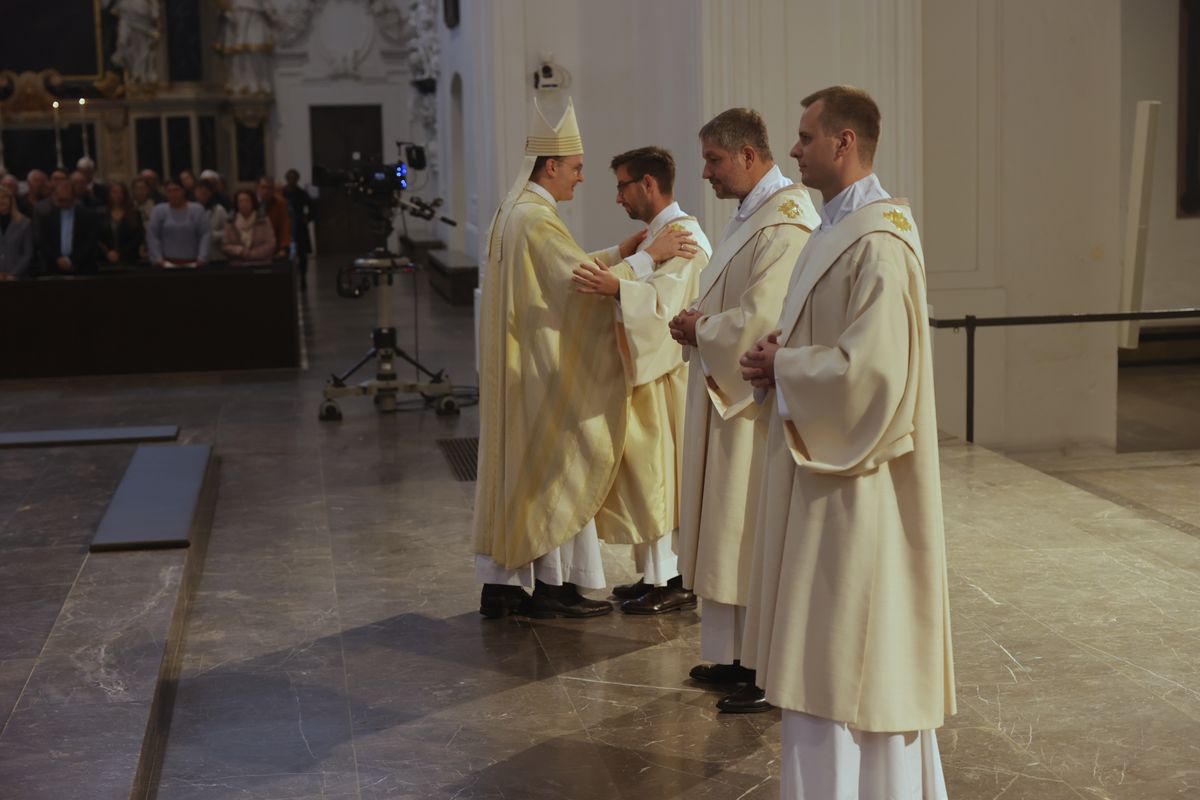 Bei einem Pontifikalgottesdienst am Samstag, 27. September, weihte Weihbischof Paul Reder drei Männer im Würzburger Kiliansdom zu Diakonen.
