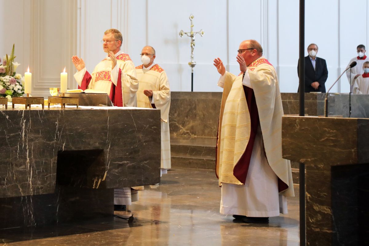 2621/0613 Gottesdienst für Ehejubilare Generalvikar Dr. Vorndran am Freitag, 25. Juni 2021_27640 Generalvikar Dr. Jürgen Vorndran feierte am Freitagabend, 25. Juni, einen Dankgottesdienst mit Ehepaaren, die seit 25 Jahren verheiratet sind. Anschließend spendeten der Generalvikar sowie weitere Priester und Diakone den Jubilaren mit Abstand den Segen.