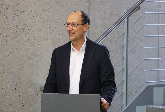 Thomas Wehner, stellvertretender Leiter von Archiv und Bibliothek des Bistums Würzburg, hielt einen Vortrag, in dem er viele interessante Details zur Ausstellung erläuterte.