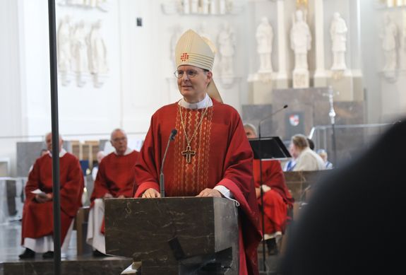 Weihbischof Paul Reder feierte am Samstag, 13. Juli, einen Kiliani-Gottesdienst für Menschen im Alter, in Krankheit und mit Behinderung im Kiliansdom. In seiner Predigt in leichter Sprache sprach der Weihbischof darüber, warum der Stern, dem die Sterndeuter folgten, so besonders war.
