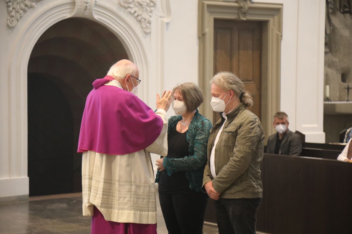 2721/0637-Dankgottesdienst für Ehejubilare mit Bischof Dr. Franz Jung_28292 Bischof Dr. Franz Jung hat am Mittwochabend, 30. Juni, einen Gottesdienst im Würzburger Kiliansdom gefeiert.