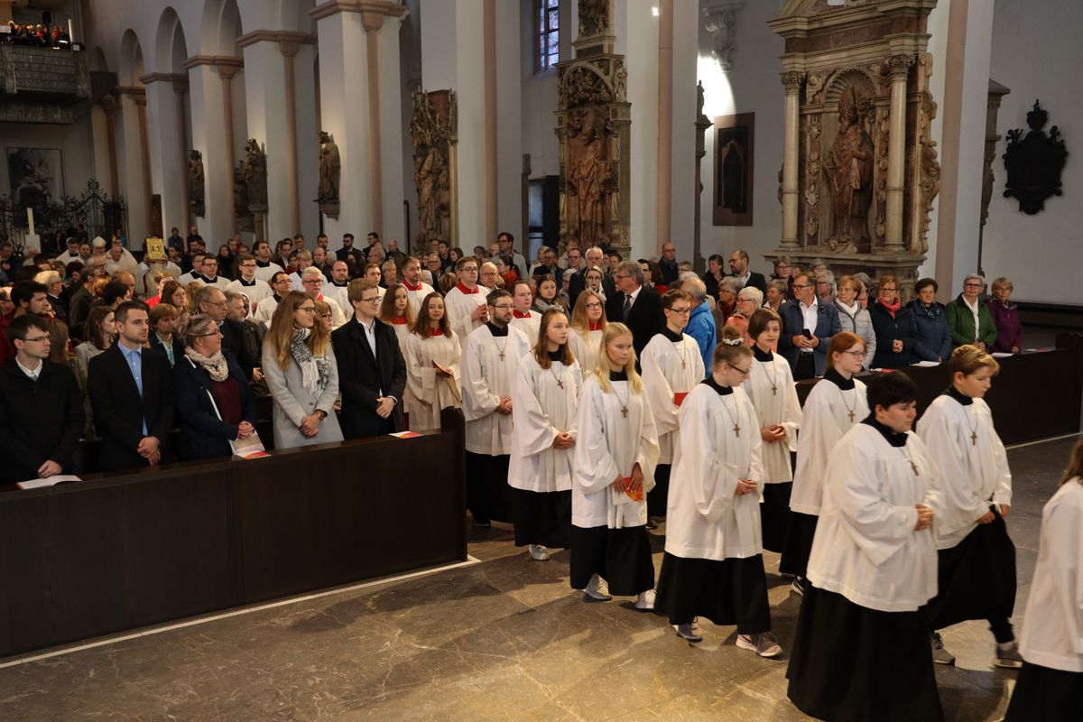 Bei einem feierlichen Gottesdienst im Würzburger Kiliansdom weihte Bischof Dr. Franz Jung Bertram Ziegler zum Diakon. Zahlreiche Verwandte, Freunde und Wegbegleiter des Priesterseminaristen nahmen an der Feier teil.
