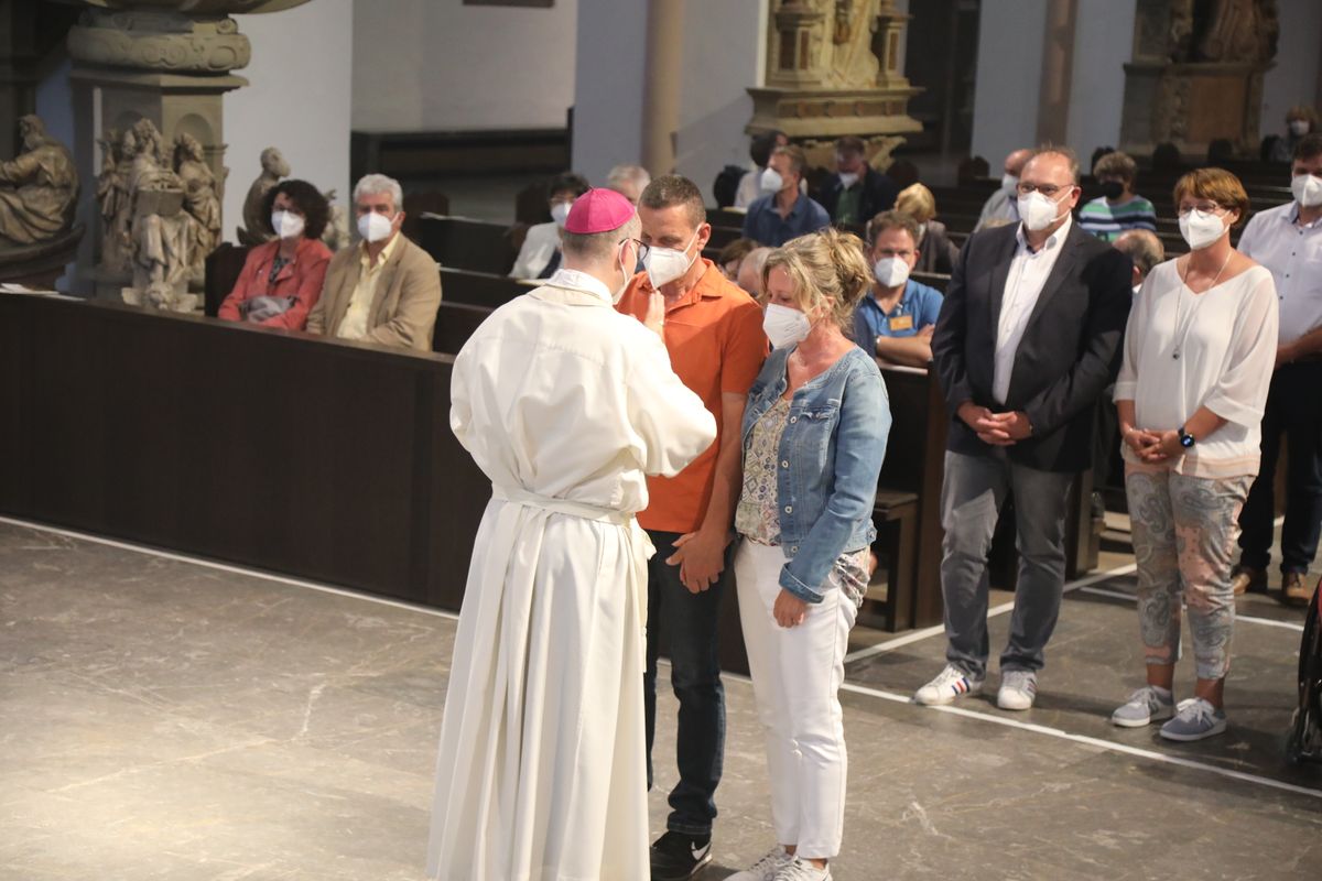 2721/0637-Dankgottesdienst für Ehejubilare mit Bischof Dr. Franz Jung_28285 Bischof Dr. Franz Jung hat am Mittwochabend, 30. Juni, einen Gottesdienst im Würzburger Kiliansdom gefeiert.