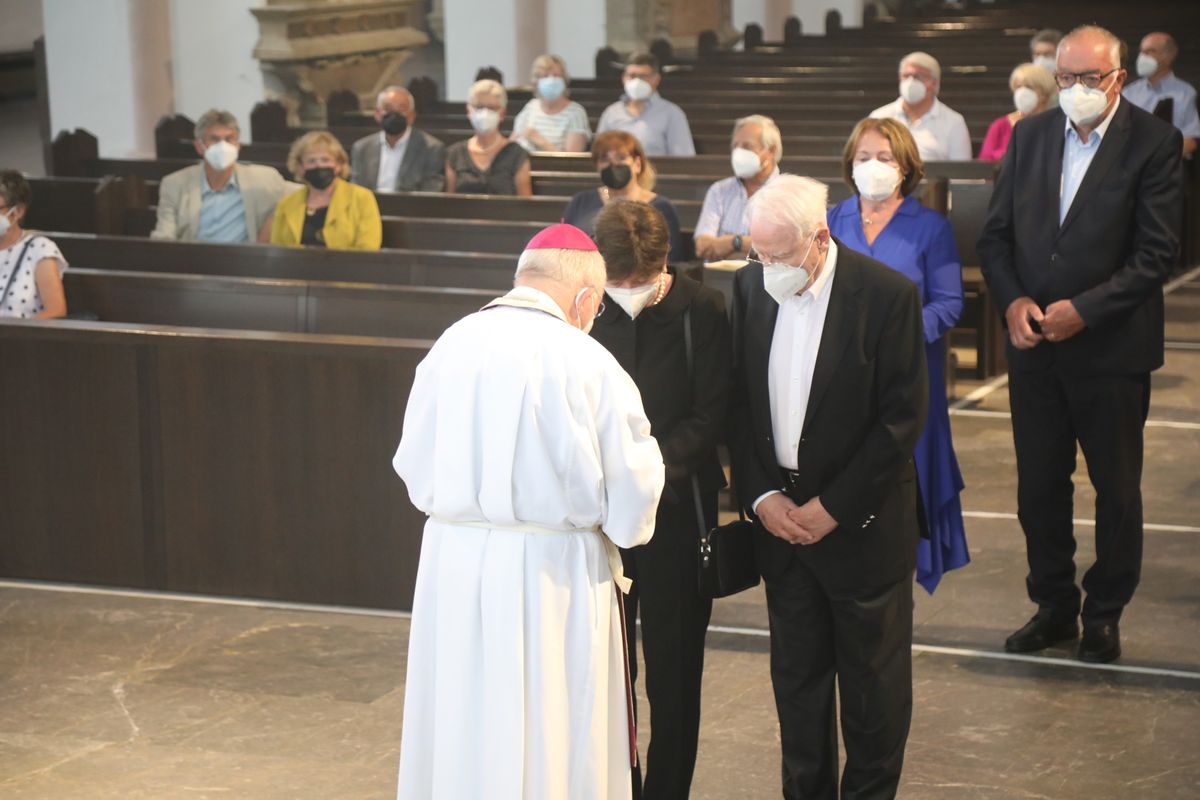 2621/0622 - Ehejubilare Gold mit Weihbischof Ulrich Boom_27920 Weihbischof Ulrich Boom feierte am Montagnachmittag, 26. Juni, einen Gottesdienst für Ehepaare, die 2020 oder 2021 ihr goldenes, diamantenes oder eisernes Ehejubiläum hatten. Im Anschluss konnten sich die Paare segnen lassen.