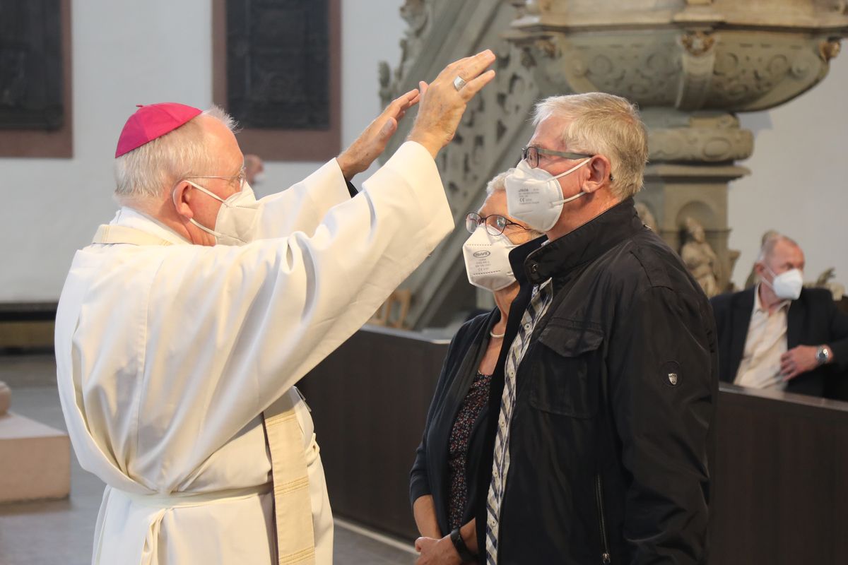 	 Weihbischof Ulrich Boom feierte am Mittwochnachmittag, 30. Juni, einen Gottesdienst für Ehepaare, die 2020 oder 2021 ihr goldenes, diamantenes oder eisernes Ehejubiläum hatten. Im Anschluss konnten sich die Paare segnen lassen.
