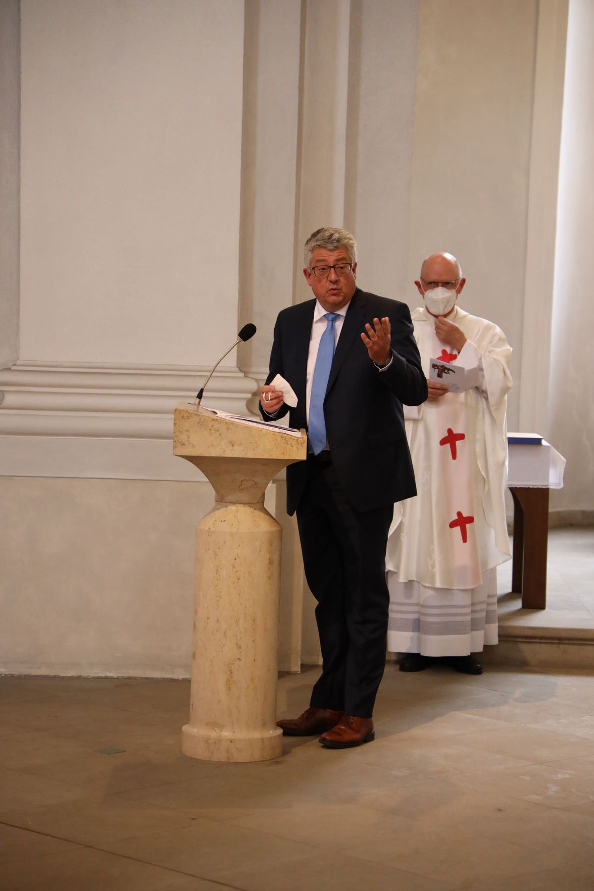 Bei einem feierlichen Gottesdienst in der Seminarkirche Sankt Michael in Würzburg mit Bischof Dr. Franz Jung am Montagabend, 26. Juli, sind Regens Stefan Michelberger und Subregens Stefan Fleischmann verabschiedet und Regens Peter Göttke offiziell begrüßt worden. 