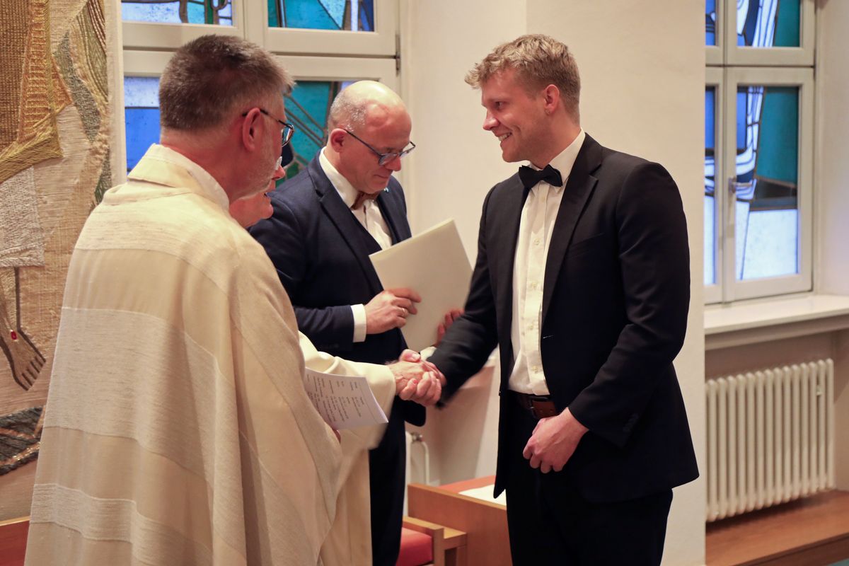 Bischof em. Dr. Friedhelm Hofmann verlieh Andreas Wohlleber im Auftrag von Bischof Dr. Franz Jung die Missio Canonica. Bischof em. Dr. Friedhelm Hofmann verlieh Andreas Wohlleber im Auftrag von Bischof Dr. Franz Jung die Missio Canonica.