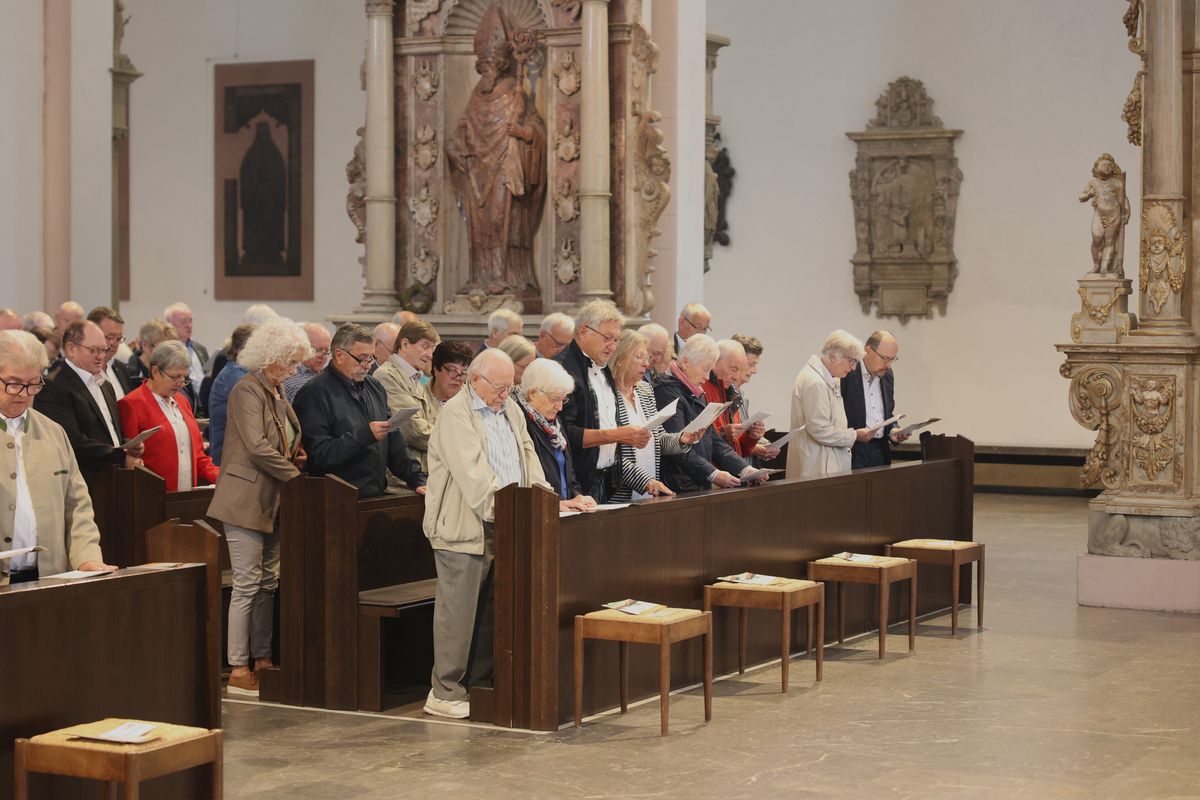 Mit mehr als 400 Ehepaaren, die seit 50, 60, 65 oder 70 Jahren verheiratet sind, hat Weihbischof em. Ulrich Boom am Donnerstagvormittag, 4. Juli, im Würzburger Kiliansdom einen Pontifikalgottesdienst gefeiert.