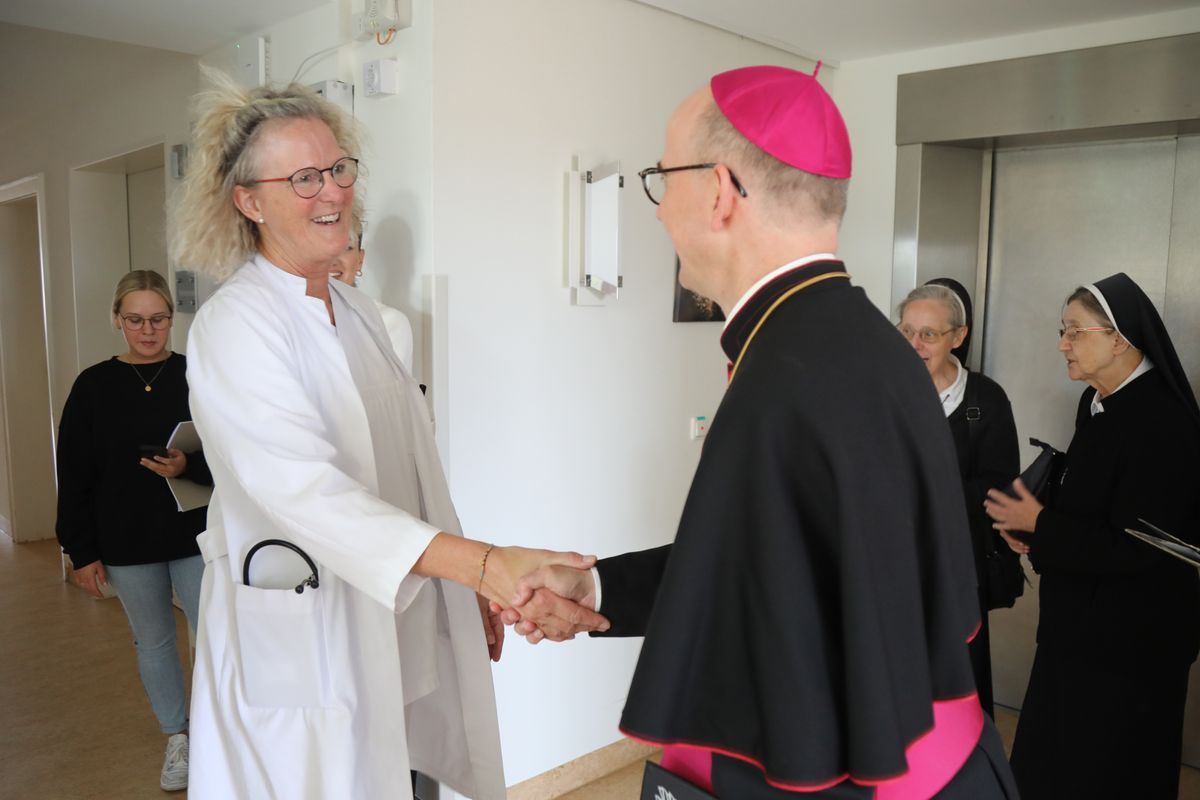 2925/0739 Kiliani Bischof besucht Palliativstation Schweinfurt_59989