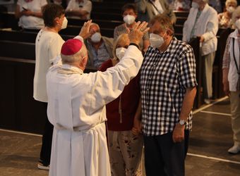 Mit rund 110 Ehepaaren aus der ganzen Diözese hat Weihbischof Ulrich Boom am Mittwochnachmittag, 23. Juni, einen Pontifikalgottesdienst gefeiert. Eingeladen waren Ehejubilare, die in den Jahren 2020 und 2021 auf 50, 60 oder 65 gemeinsame Jahre zurückblicken.
