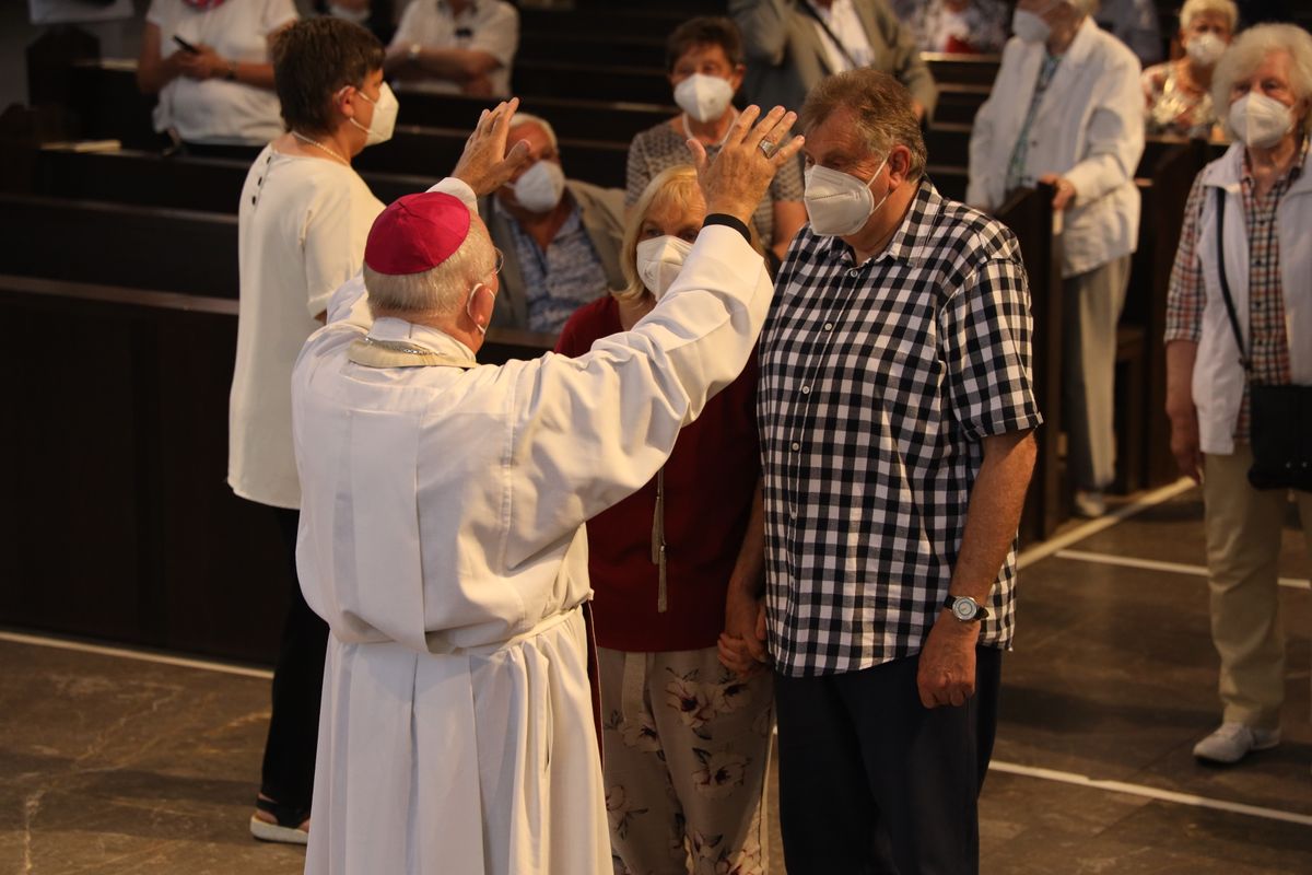 Mit rund 110 Ehepaaren aus der ganzen Diözese hat Weihbischof Ulrich Boom am Mittwochnachmittag, 23. Juni, einen Pontifikalgottesdienst gefeiert. Eingeladen waren Ehejubilare, die in den Jahren 2020 und 2021 auf 50, 60 oder 65 gemeinsame Jahre zurückblicken.