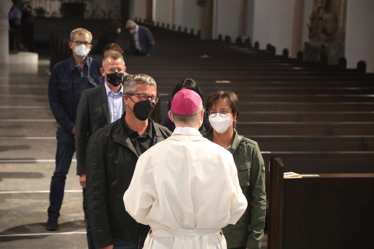 2721/0637-Dankgottesdienst für Ehejubilare mit Bischof Dr. Franz Jung_28317 Bischof Dr. Franz Jung hat am Mittwochabend, 30. Juni, einen Gottesdienst im Würzburger Kiliansdom gefeiert.