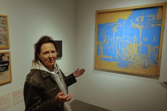 C. U. Frank macht bei ihren Gemälden die Rückseite zur Schauseite. C. U. Frank macht bei ihren Gemälden die Rückseite zur Schauseite.