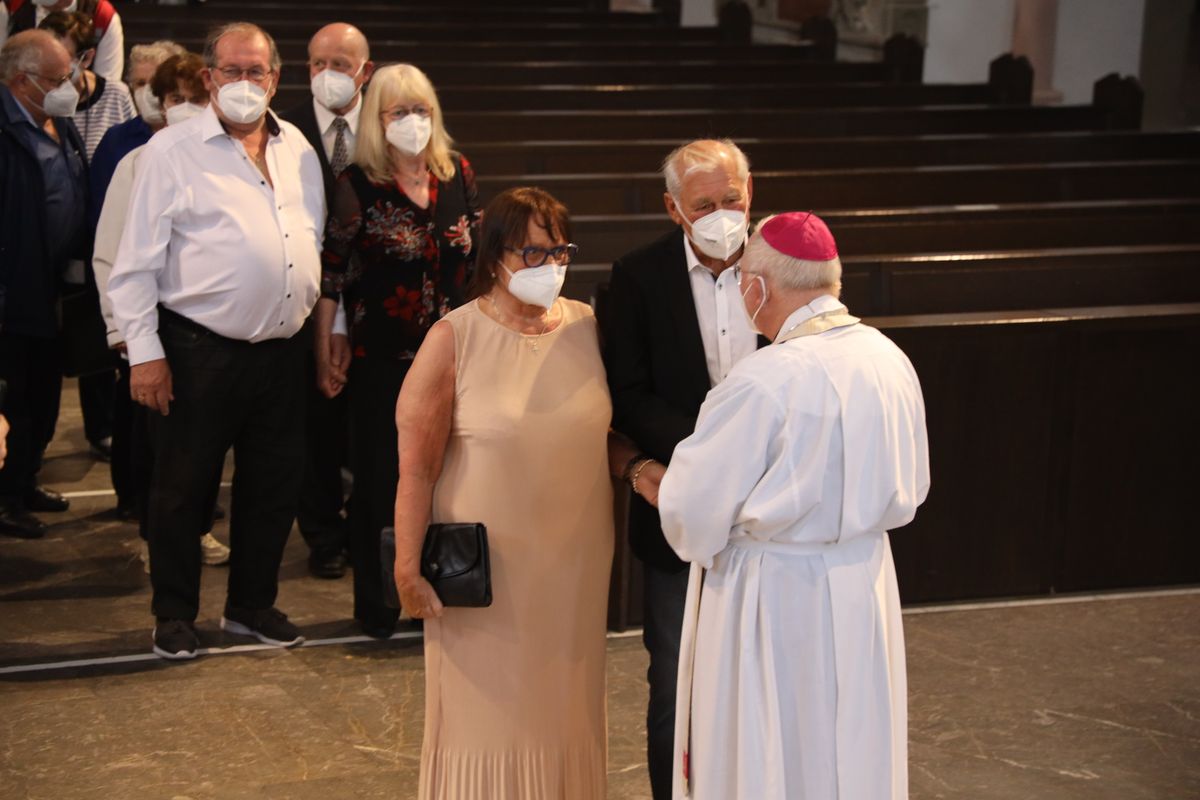 Mit rund 110 Ehepaaren aus der ganzen Diözese hat Weihbischof Ulrich Boom am Mittwochnachmittag, 23. Juni, einen Pontifikalgottesdienst gefeiert. Eingeladen waren Ehejubilare, die in den Jahren 2020 und 2021 auf 50, 60 oder 65 gemeinsame Jahre zurückblicken.
