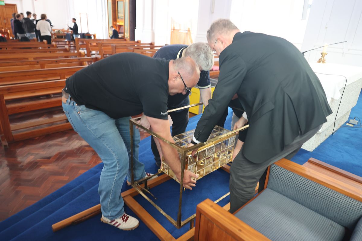 In einer der Hauskapellen wurde der Reliquienschrein aus der Klimakiste genommen und in das Tragegestell montiert.