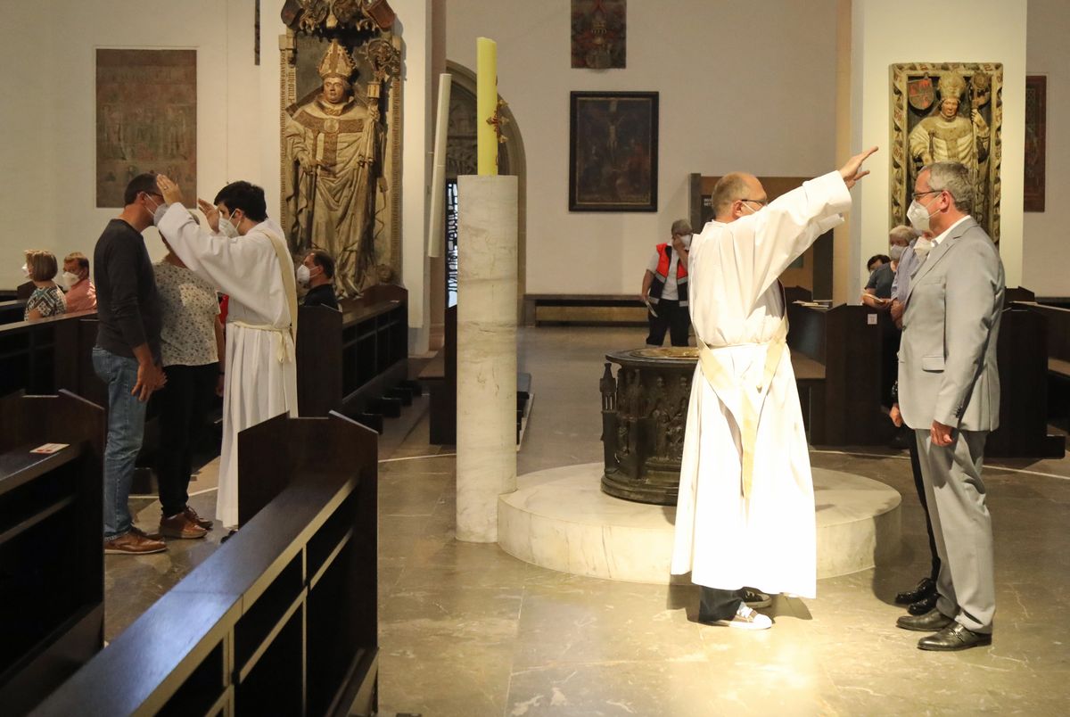 2621/0613 Gottesdienst für Ehejubilare Generalvikar Dr. Vorndran am Freitag, 25. Juni 2021_27649 Generalvikar Dr. Jürgen Vorndran feierte am Freitagabend, 25. Juni, einen Dankgottesdienst mit Ehepaaren, die seit 25 Jahren verheiratet sind. Anschließend spendeten der Generalvikar sowie weitere Priester und Diakone den Jubilaren mit Abstand den Segen.