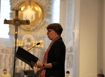 Bischof Dr. Franz Jung feierte am Mittwochabend, 23. Juni, einen Gottesdienst für Ehepaare, die 2021 oder 2021 auf 25 gemeinsame Jahre zurückblicken. Im Anschluss konnten sich die Paare segnen lassen.
